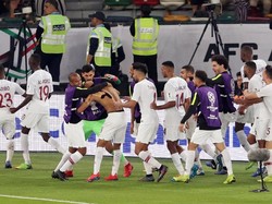 Akram Afif yang jadi mesin assist Qatar akhirnya mampu mencetak gol perdananya yang disambut meriah rekan-rekan setimnya. (REUTERS)