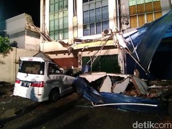 Surabaya Hujan Deras, Tiga Atap Ruko Ambruk Timpa Satu Mobil