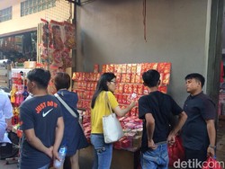 Ini Pernak-pernik Imlek yang Paling Banyak Diburu di Glodok