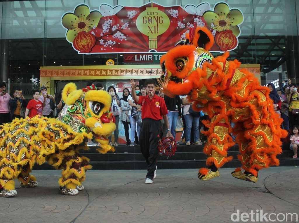 Aksi Barongsai Keliling Mal di Gajah Mada Plaza Aksi Barongsai Keliling Mal di Gajah Mada Plaza