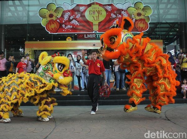 Aksi Barongsai Keliling Mal di Gajah Mada Plaza