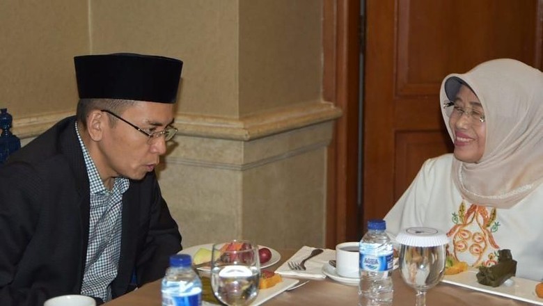 Temui Ibunda Jokowi di Solo, TGB: Keluarga Muslim yang Sederhana