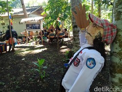 Bocah Pangandaran Belajar Kearifan Lokal Lewat Bebegig Sampah