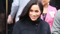 Foto: Gaya Rp 50 Juta Meghan Markle saat Eksis Diguyur Hujan Salju