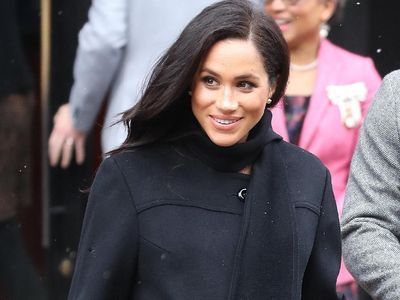 Foto: Gaya Rp 50 Juta Meghan Markle saat Eksis Diguyur Hujan Salju