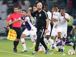 Pelatih Qatar Felix Sanchez Baz merayakan keberhasilan timnya jadi juara Piala Asia. Ini merupakan buah kerjanya di Aspire Academy yang banyak menelurkan pemain muda berbakat Qatar. (REUTERS)