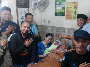 Seorang Ibu Melahirkan di Bus TransJakarta