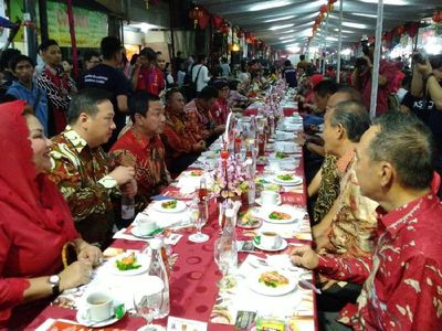 Potret Jamuan Meja Panjang, Tradisi Jelang Imlek di Semarang