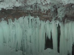 Air Terjun Membeku yang Begitu Memikat