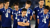 Para pemain Jepang pun tertunduk lesu karena mereka gagal merebut titel Piala Asia kelimanya. Padahal dari empat kesempatan sebelumnya maju ke partai puncak, Nippon selalu jadi juara. (REUTERS/Thaier Al-Sudani)
