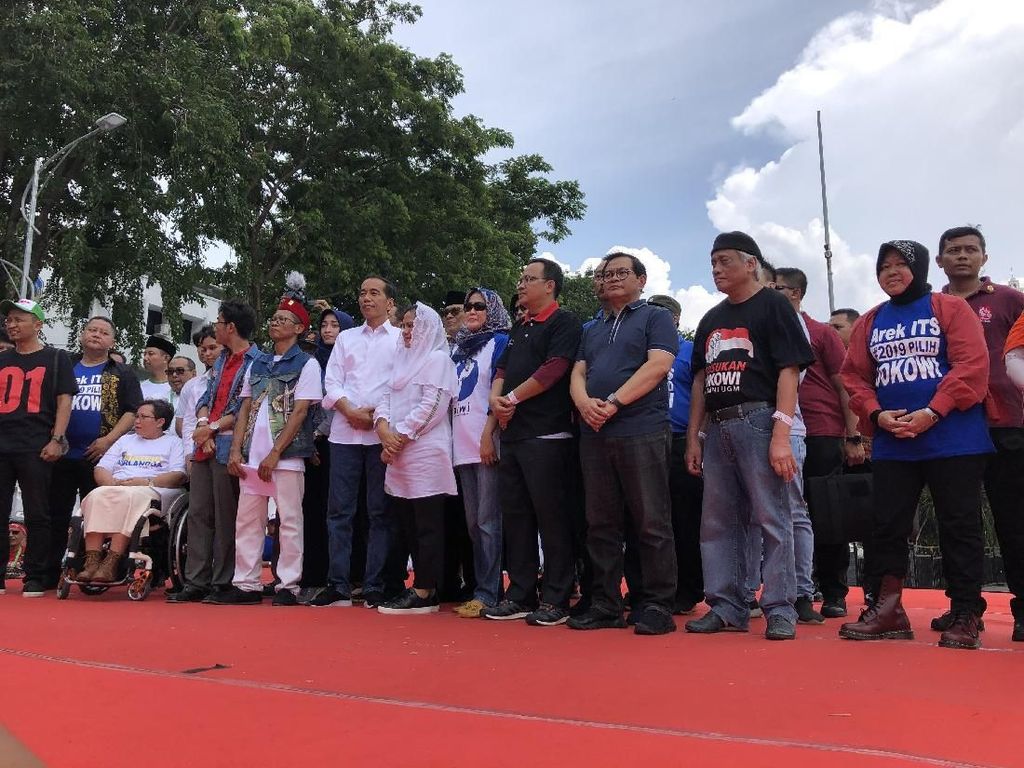 Jokowi Kampanye Bareng Risma dan Addie MS di Surabaya Jokowi Kampanye Bareng Risma dan Addie MS di Surabaya