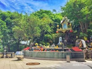 Mengintip Vihara Berlanskap Pantai di Sukabumi