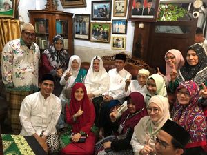 Foto: Pose Satu Jari Mbah Moen