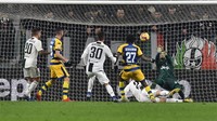 Kemenangan sudah di depan mata Juventus, karena skor tak juga berubah sampai waktu normal habis. Namun di menit ketiga injury time, sebuah kesalahan dilakukan Juventus. Bola direbut Roberto Inglese di sisi kanan dan dilanjutkan dengan operan ke Gervinho. Gervinho menyepaknya keras-keras dan berakhir di dalam gawang Juventus. (Foto: Tullio M. Puglia/Getty Images)