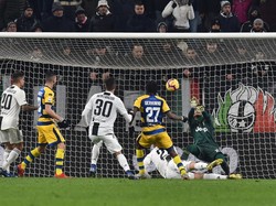 Kemenangan sudah di depan mata Juventus, karena skor tak juga berubah sampai waktu normal habis. Namun di menit ketiga injury time, sebuah kesalahan dilakukan Juventus. Bola direbut Roberto Inglese di sisi kanan dan dilanjutkan dengan operan ke Gervinho. Gervinho menyepaknya keras-keras dan berakhir di dalam gawang Juventus. (Foto: Tullio M. Puglia/Getty Images)