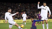 Duel keras nan cepat terjadi sejak awal pertandingan mengingat kedua tim sama-sama punya misi untuk meraih tiga poin. (Alex Caparros/Getty Images)
