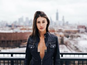 Musim Salju Ekstrem, Influencer Ini Tuai Kontroversi Foto Pakai Baju Renang