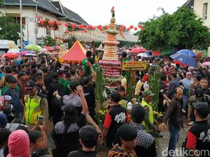 Sambut Imlek, Warga Solo Rebutan Ribuan Kue Keranjang