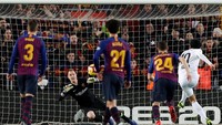Valencia menggandakan skor lewat penalti Dani Parejo pada menit ke-32 menyusul pelanggaran Sergi Roberto kepada Daniel Waas (Albert Gea/REUTERS)