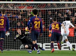 Valencia menggandakan skor lewat penalti Dani Parejo pada menit ke-32 menyusul pelanggaran Sergi Roberto kepada Daniel Waas (Albert Gea/REUTERS)