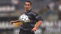 Inter tidak seharusnya melepas Youri Djorkaeff hanya tiga musim setelah merekrutnya dari Paris St. Germain. Djorkaeff terbukti masih menawarkan kontribusi, termasuk saat bergabung Kaiserslautern sebelum menjadi pemain kunci Bolton Wanderers promosi ke Premier League. Foto: Getty Images