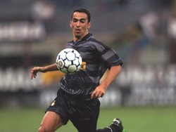 Inter tidak seharusnya melepas Youri Djorkaeff hanya tiga musim setelah merekrutnya dari Paris St. Germain. Djorkaeff terbukti masih menawarkan kontribusi, termasuk saat bergabung Kaiserslautern sebelum menjadi pemain kunci Bolton Wanderers promosi ke Premier League. Foto: Getty Images