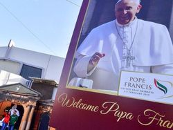 Paus Fransiskus Memulai Kunjungan Bersejarah ke Uni Emirat Arab