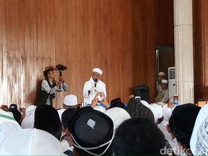 Ustaz Arifin Ilham Zikir Lagi, Kangen Membuncah Jemaah Terobati Ustaz Arifin Ilham Zikir Lagi, Kangen Membuncah Jemaah Terobati