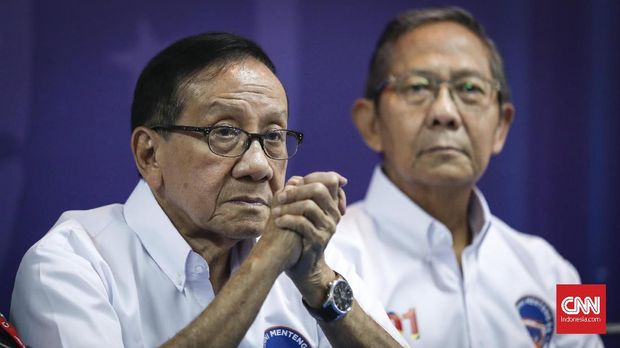 Akbar Tandjung dan Ginandjar Kartasasmita dan 12 orang lainnya mengundurkan diri dari jabatan menteri jelang Soeharto menyatakan berhenti dari presiden Mei 1998 silam