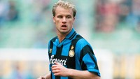 Nerazzurri mendapatkan tanda tangan Bergkamp dari Ajax tapi si pemain mengalami kesulitan akibat cedera dan pergantian pelatih. Andai Inter mempertahankannya, bukan tidak mungkin Bergkamp akan menghasilkan efek serupa seperti ketika dia menghabiskan sisa kariernya di Arsenal. Foto: Getty Images