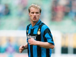 Nerazzurri mendapatkan tanda tangan Bergkamp dari Ajax tapi si pemain mengalami kesulitan akibat cedera dan pergantian pelatih. Andai Inter mempertahankannya, bukan tidak mungkin Bergkamp akan menghasilkan efek serupa seperti ketika dia menghabiskan sisa kariernya di Arsenal. Foto: Getty Images
