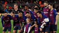 )_Para pemain Barca berfoto bareng sebelum pertandingan, termasuk Philippe Coutinho yang membawa anak keduanya yang baru lahir. (Albert Gea/REUTERS)