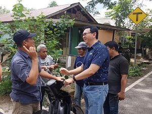 Momen Ahok Melepas Rindu di Kampung Halaman Momen Ahok Melepas Rindu di Kampung Halaman