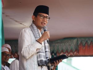 Sandiaga Dengar Curhat Perajin Kayu Jati yang Ingin Jualan di Tol Sandiaga Dengar Curhat Perajin Kayu Jati yang Ingin Jualan di Tol