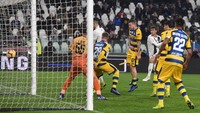 Juventus baru menambah gol di menit ke-62, melalui sepakan Daniele Rugani. (Foto: Tullio M. Puglia/Getty Images)