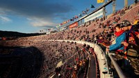 Fans Barcelona perlahan memenunhi stadion Camp Nou sebelum pertandingan kontra Valencia, Minggu (3/2/2019) dinihari WIB. Ini adalah tribun paling atas di stadion berkapasitas lebih dari 90 ribu tempat duduk itu. (Albert Gea/REUTERS)