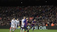 Barca memperkecil skor jadi 1-2 lewat penalti Lionel Messi lima menit sebelum turun minum. (AP Photo/Manu Fernandez)