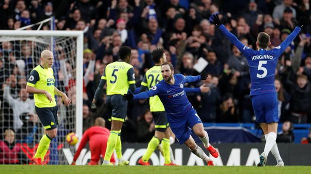 Gonzalo Higuain mencetak dua gol ke gawang Huddersfield Town. (