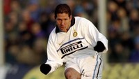 Diego Simeone direkrut Inter pada 1997 dan menghabiskan dua musim. Setelahnya, Simeone dibeli Lazio dan menciptakan sukses besar dengan memenangi Scudetto dan Coppa Italia di musim pertama. Ironisnya, Gol Simeone ke gawang Inter di pekan terakhir musim 2001/02 mengandaskan peluang juara La Beneamata. Foto: Getty Images