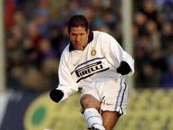 Diego Simeone direkrut Inter pada 1997 dan menghabiskan dua musim. Setelahnya, Simeone dibeli Lazio dan menciptakan sukses besar dengan memenangi Scudetto dan Coppa Italia di musim pertama. Ironisnya, Gol Simeone ke gawang Inter di pekan terakhir musim 2001/02 mengandaskan peluang juara La Beneamata. Foto: Getty Images