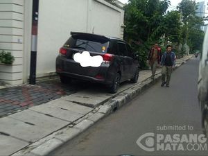 Pejalan Kaki Ngalah gara-gara Mobil Parkir di Trotoar