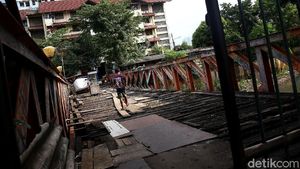 Penampakan Jembatan Kayu Tak Terawat di Tanah Abang, Berani Lewat?