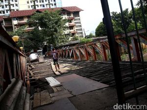Penampakan Jembatan Kayu Tak Terawat di Tanah Abang, Berani Lewat?