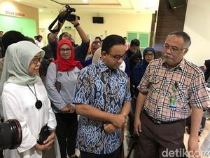 Ditemani Istri, Anies Jenguk Korban DBD di RSUD Pasar Minggu