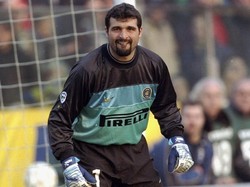 Angelo Peruzzi cuma bertahan semusim di Inter, sebelum hengkang ke Lazio pada musim panas 2000. Peruzzi membuktikan kualitasnya selama tujuh musim berkostum Biancoceleste dengan membawa timnya memenangi Coppa Italia dan Piala Super Italia. Foto: Getty Images