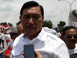Buntut Kasih Amplop ke Kiai, Luhut Dilaporkan ke Bawaslu