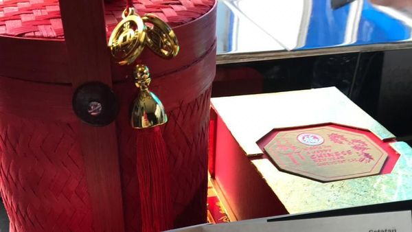 Foto: Bingkisan Merah Lieus-Jaya Suprana untuk Ahmad Dhani