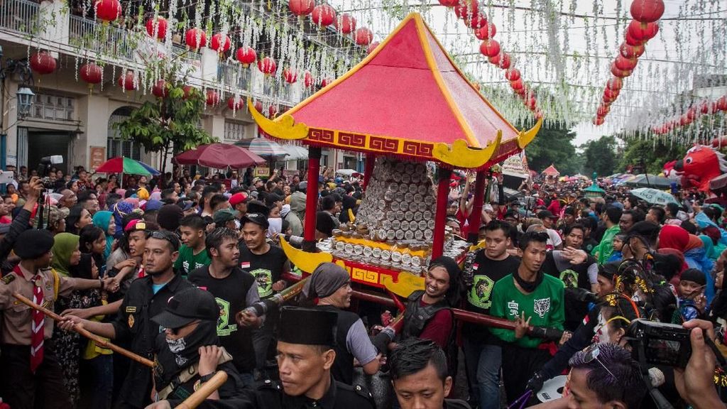 Ribuan Warga Rebutan Kue Keranjang di Solo Ribuan Warga Rebutan Kue Keranjang di Solo
