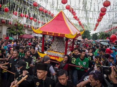 Ribuan Warga Rebutan Kue Keranjang di Solo
