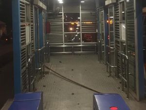 Foto: Kerusakan Halte TransJ Pasar Rumput Gara-gara Tawuran